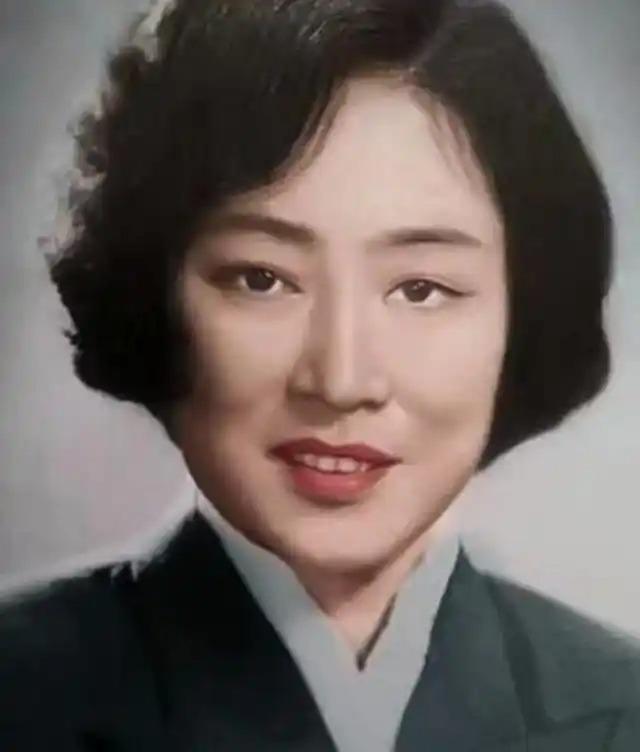 1953年秦腔女演员孟遏云前往朝鲜参加慰问演出，但她有一个怪癖，从不在公共浴室洗