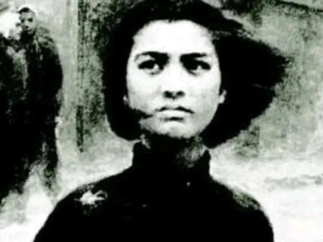 1940年，18岁的陈秀菊落入日军手中，惨遭活埋。谁知当土堆砌到她胸口时，日军又