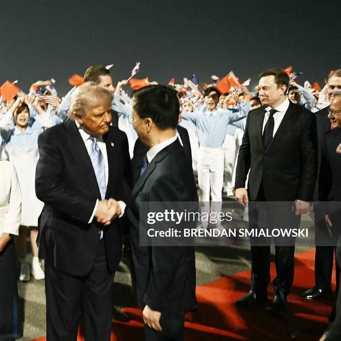 特朗普抵京特朗普访问中国现场画面特朗普走出机舱