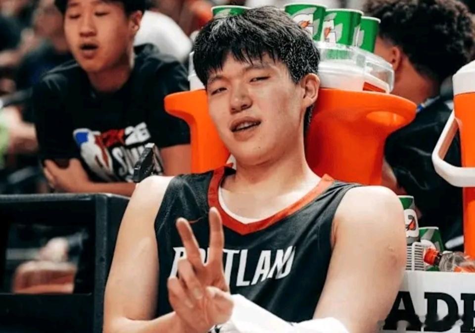 上一场比赛打灰熊，杨瀚森被扎克伊迪肘击到了，看来还是受到了一些影响，当然了，出战