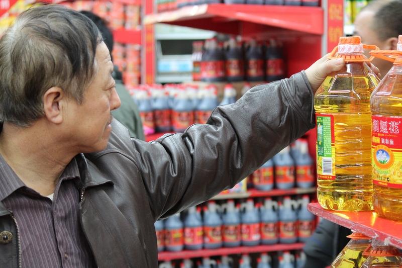 美国这波操作真是闹笑话了。特朗普发声称要停买中国食用油报复中国不买美国大豆。但业