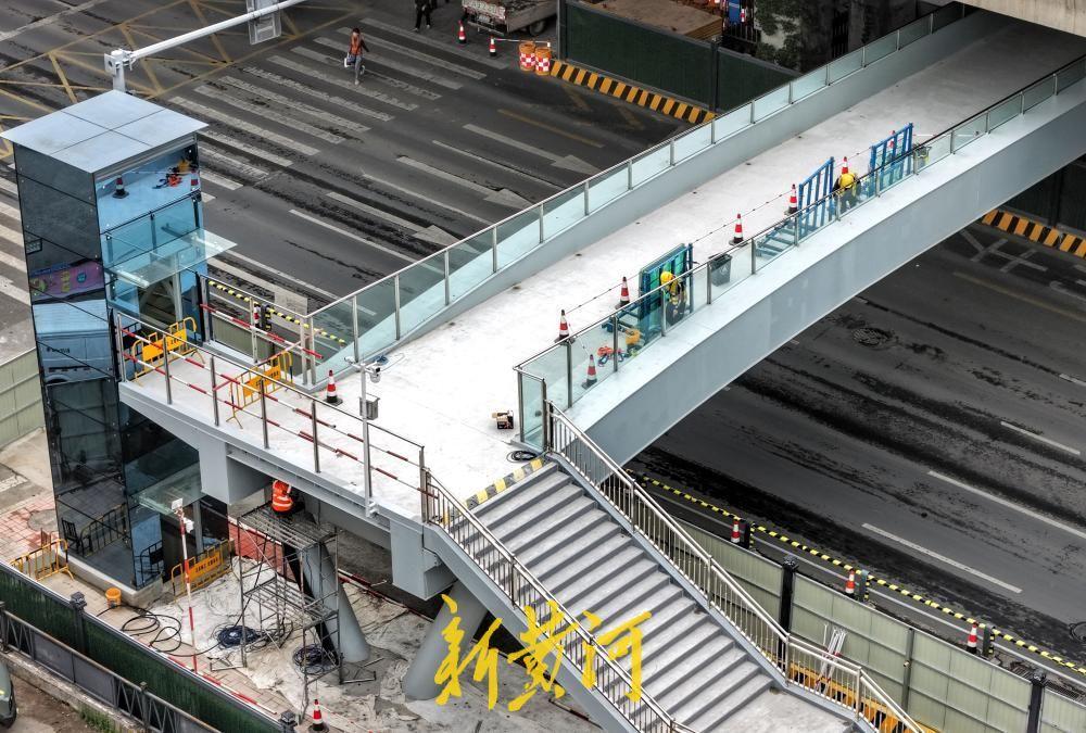 济南百花公园过街天桥即将投入使用！4月21日，记者在济南百花公园东门看到，人行过