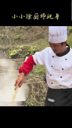 来帮昭通小伙炒菜的这个人，原来也是一个普通网友，为了小伙的婚事，他特意赶来帮忙炒