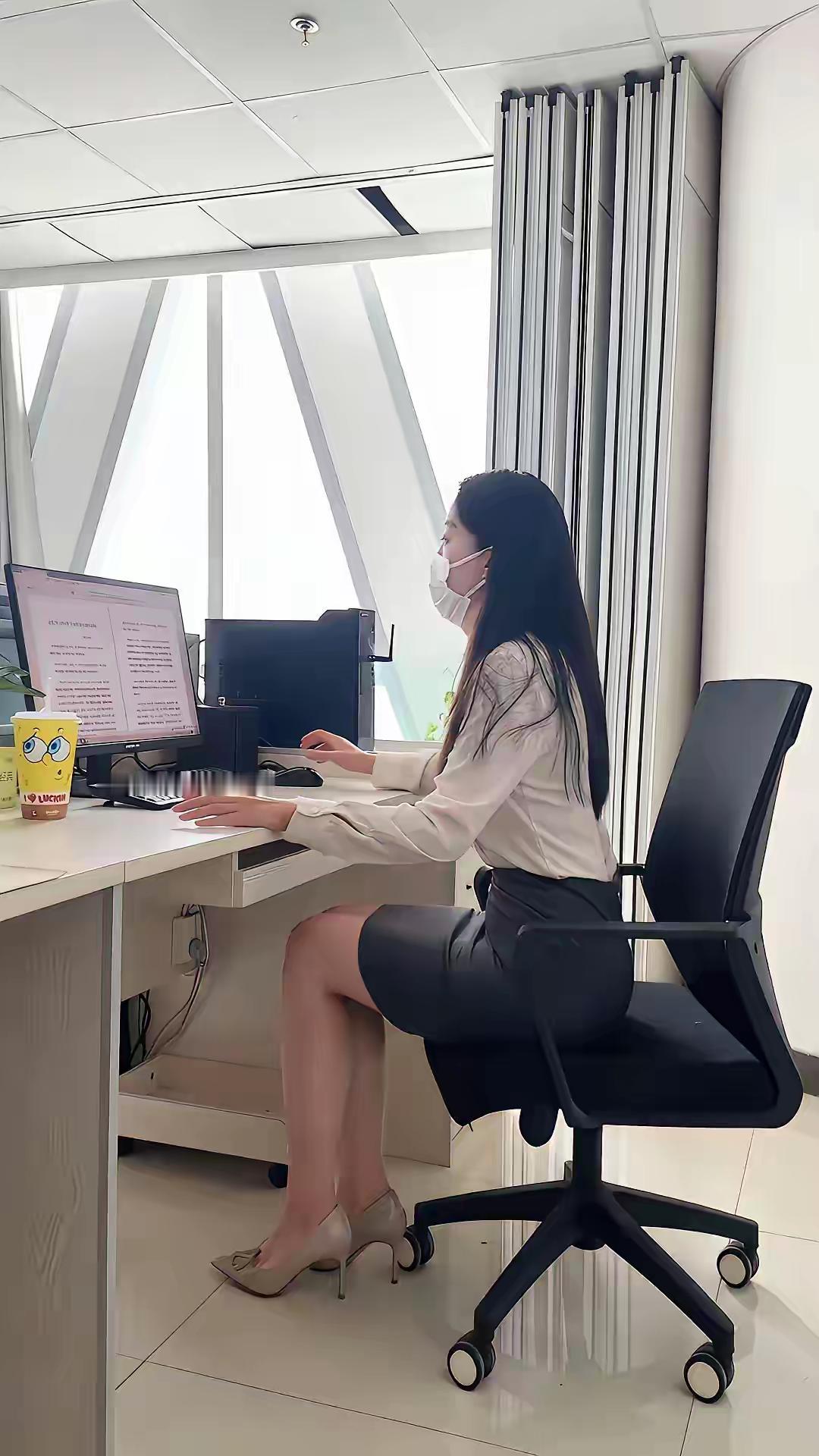 职场女性如何穿出优雅知性气质