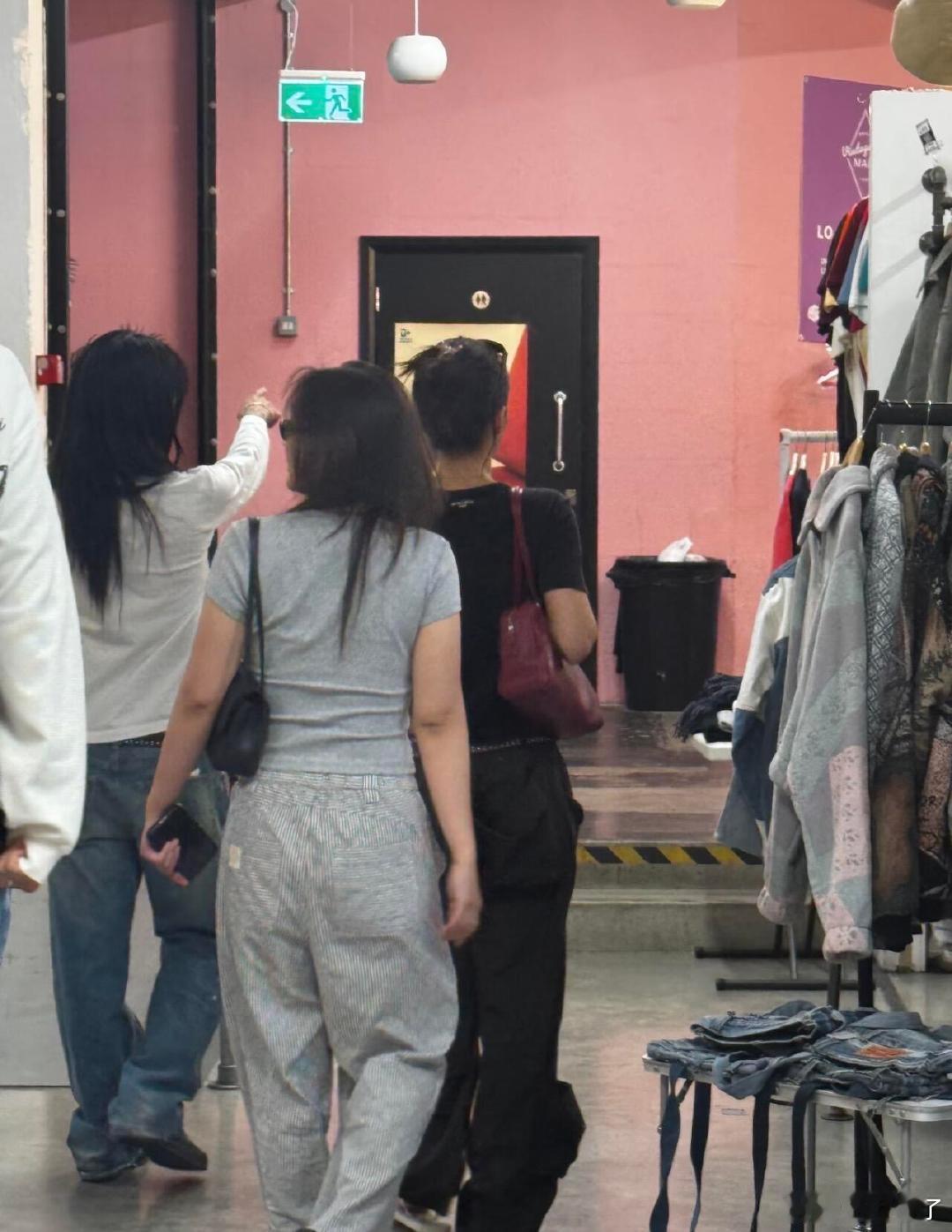 Jennie在伦敦逛街被偶遇伦敦偶遇Jennie，安安静静和朋友逛小店，真人颜值