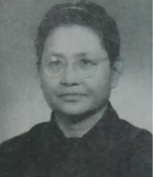 1949年，76岁的军阀李德全强娶了19岁的逃难女学生周秀英。新婚夜，李德全刚扯