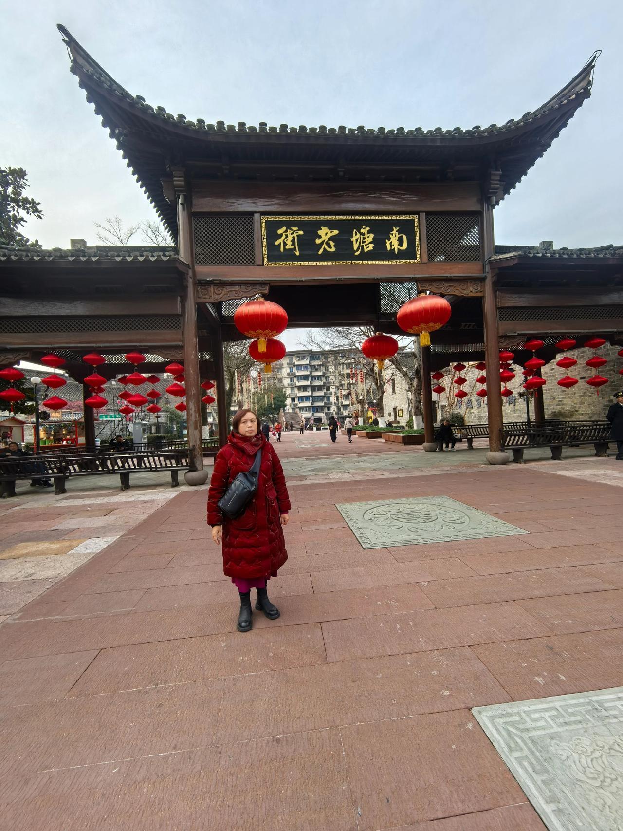 坐地铁到南塘老城，宁波有十条线路的地铁，出行很方便，咸蛋黄馄饨，第一次吃，味不错