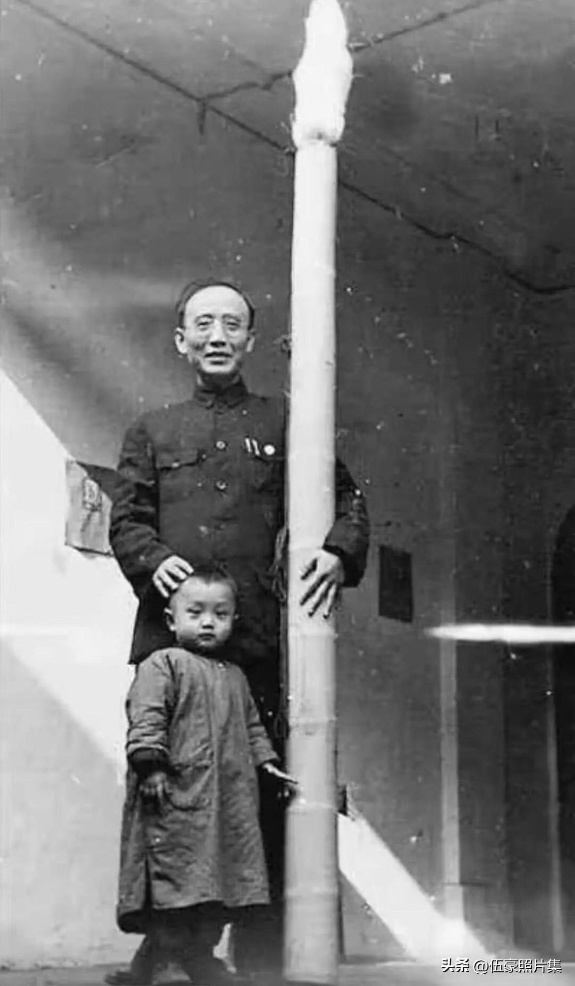 1942年11月26日，郭沫若50岁生日，文化界为其举行了庆祝活动，图为他带着儿