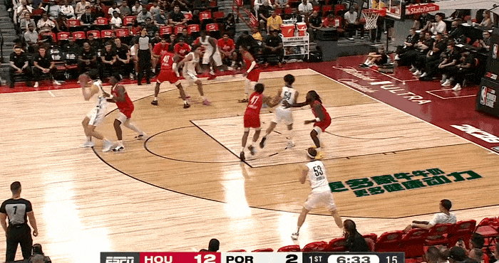 这就对了！杨瀚森击地妙传助飞队友！
在今天NBA夏季联赛开拓者对阵火箭的第一节比