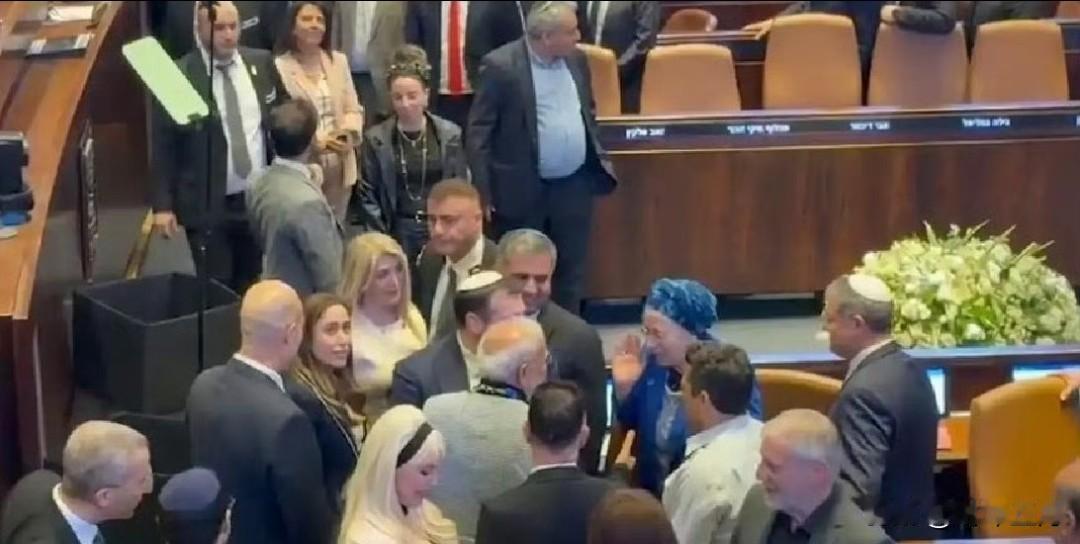 印度总理莫迪当时把手伸过去，想跟对方握一个。

结果以色列议会里那位议员，愣是连