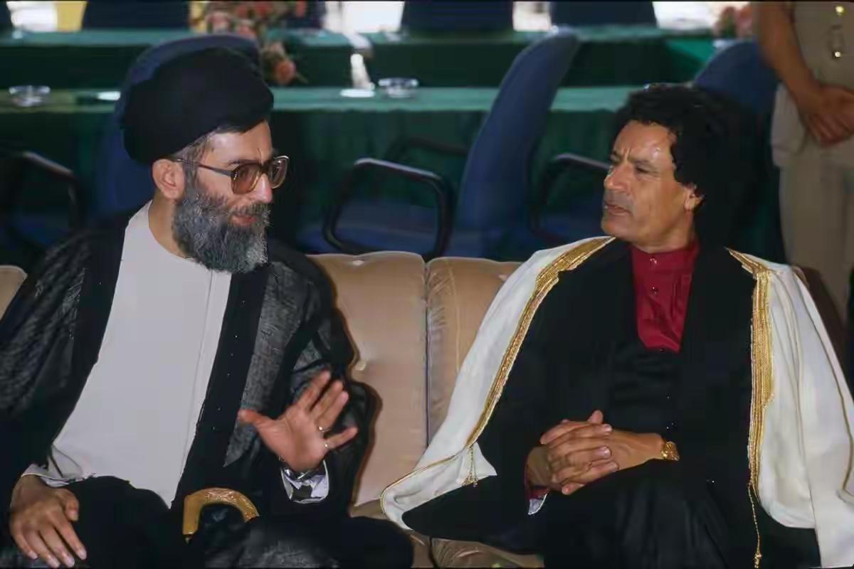 和平时代，哈梅内伊和萨达姆聊得挺欢的。他们俩生前都风光无限，最后都死于非命。