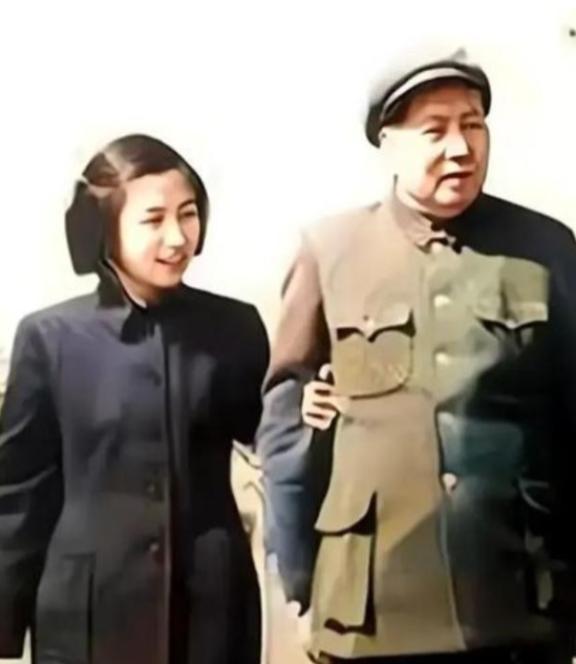 1968年深秋的中南海，毛主席在散步时撞见警卫战士向李讷行军礼，他停下脚步，等女