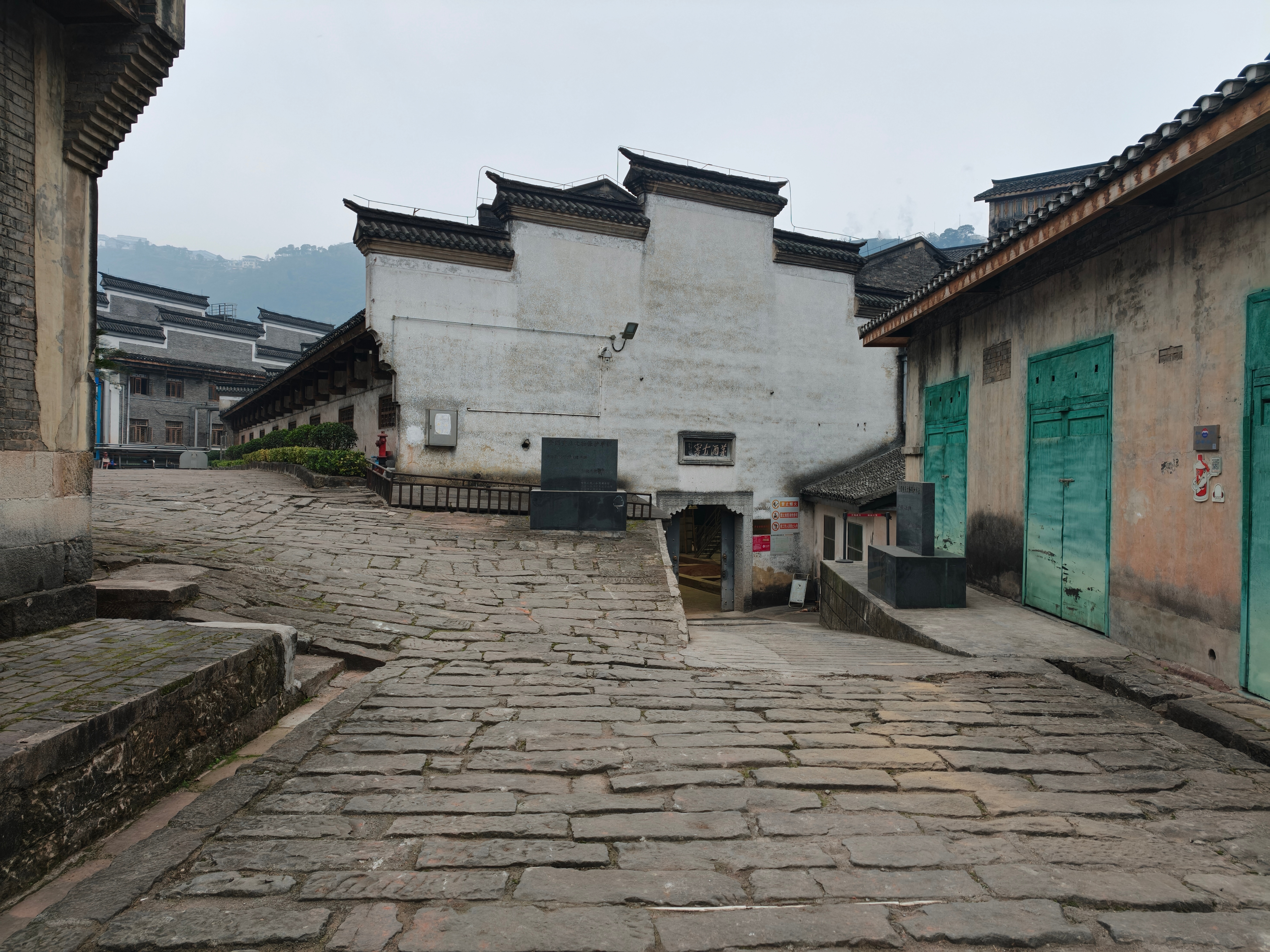 酱酒x生活的N种打开方式  在茅台酿酒工业遗产群里，静静矗立着1879年建起的“