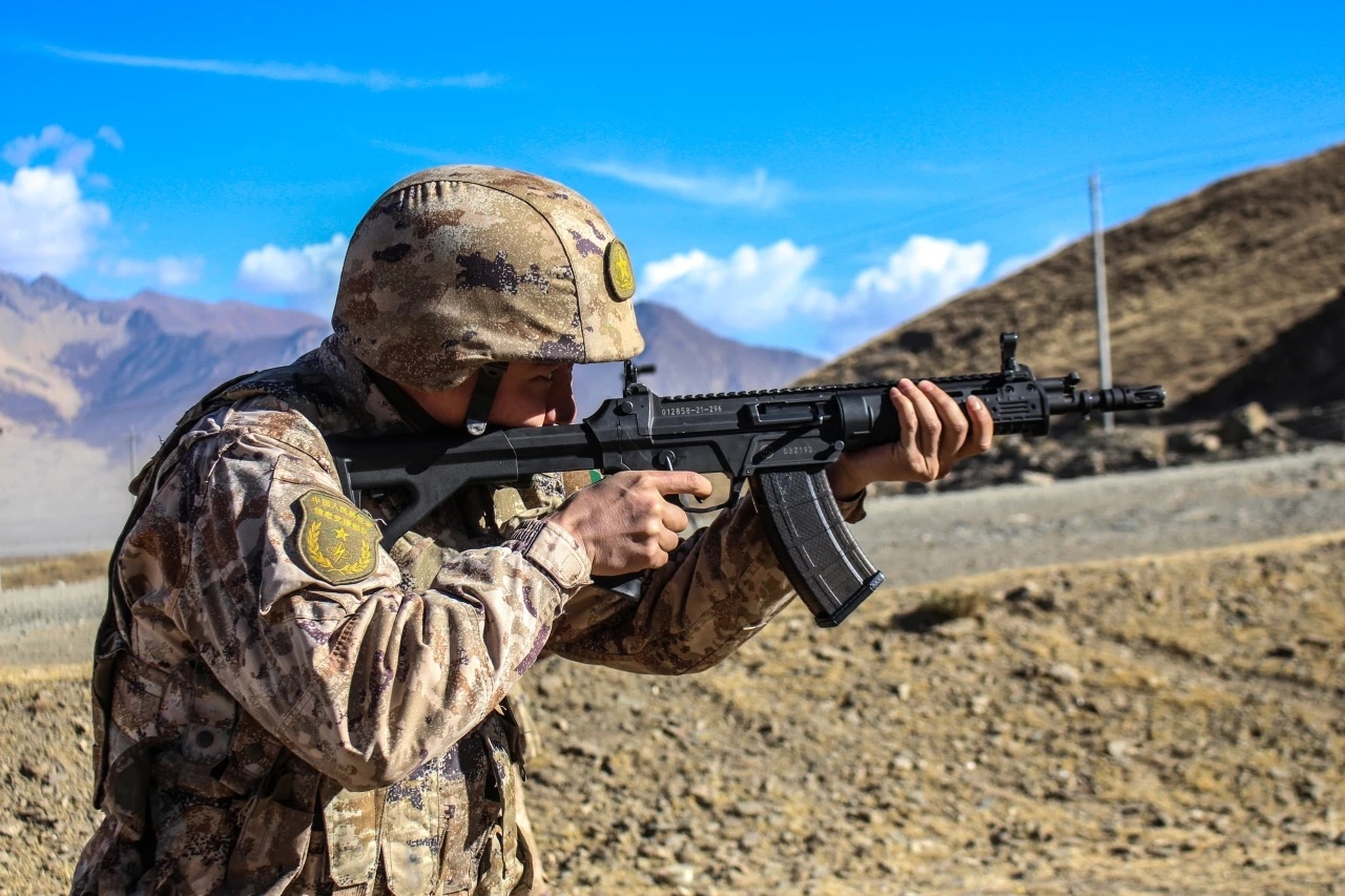 驻藏某部在藏南高原进行轻武器多姿势射击考核，看臂章是信息支援部队的人（永不消逝的