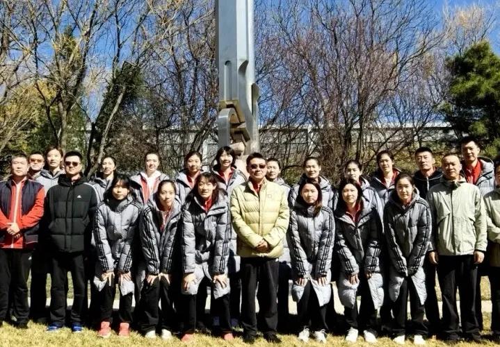 中国女排最新集训照片～
蔡斌戴着墨镜站在前排C位，站边上不行吗？[捂脸]
16位