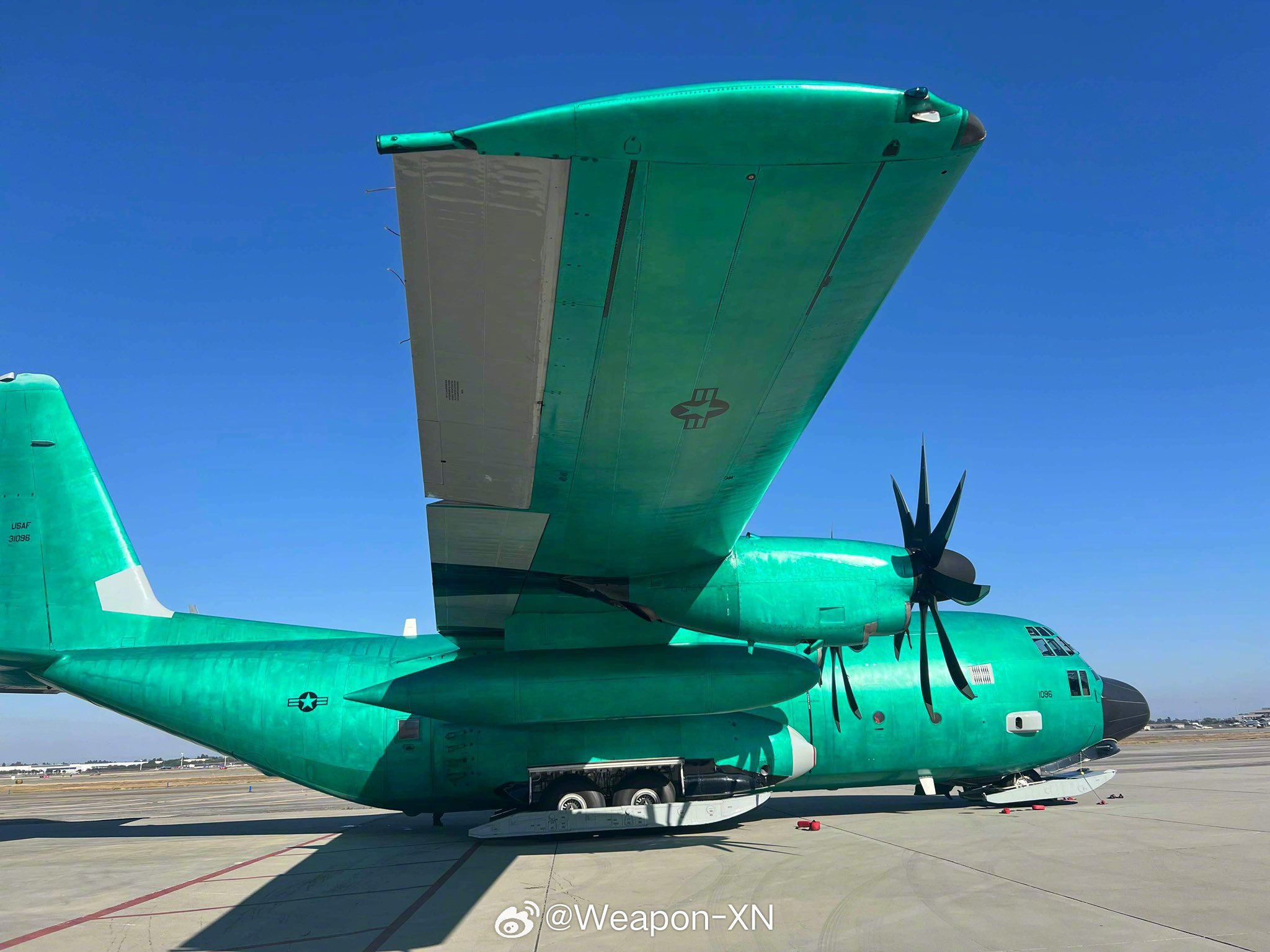 #兵器影像[超话]# 这也太绿了——纽约空中国民警卫队的C-130B-LM“大力