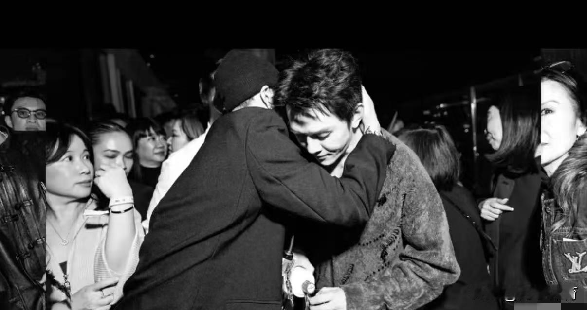 他端着茅台走向王嘉尔时，香港的名利场突然安静了。
这不是直播间，是某个顶奢品牌的