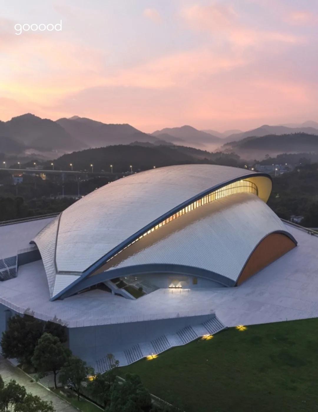 山间动感空间🏟️广东理工职业学院体育馆
设计将功能和用地进行整合，集约化布置于