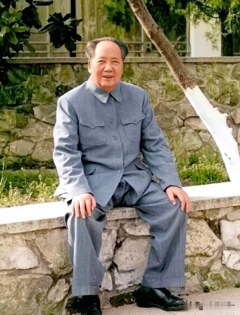 1965年拍摄于江西庐山的一张照片，毛主席笑容灿烂，和蔼可亲，一生辛劳为民的他老