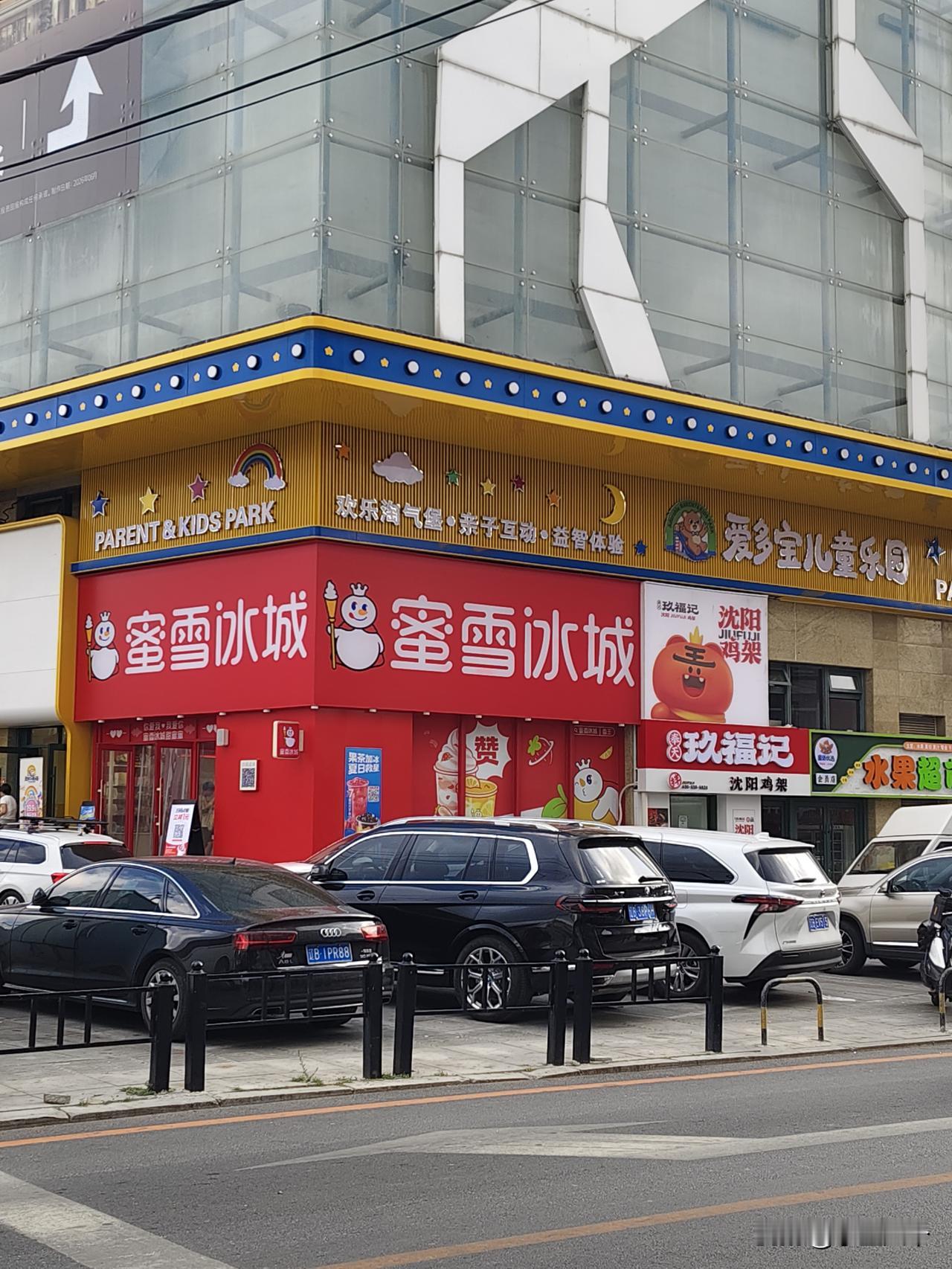 楼下这个乱搭的脚手架终于撤了，中间没看有协调人员就那么野蛮施工，就为了支棱这个黄