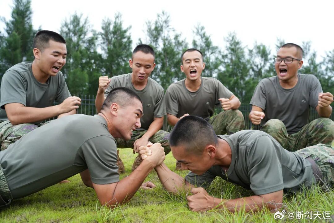 前线熄灯号军营晚点名人民前线 晴光满六月，练兵正当时！晚安