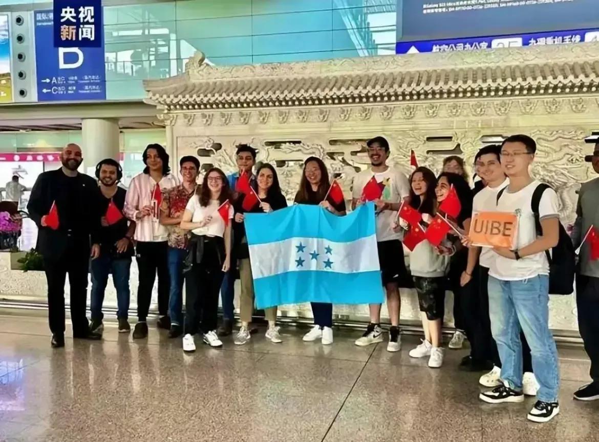 洪都拉斯的留学生来了，你们笑得多么灿烂，你们笑得多么开心啊！为何看到你们笑，却还