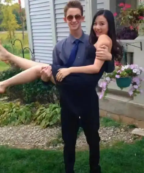 曝刘宇宁宋祖儿同款地板家具宋祖儿最近在争夺什么项目吗？这么卖力？