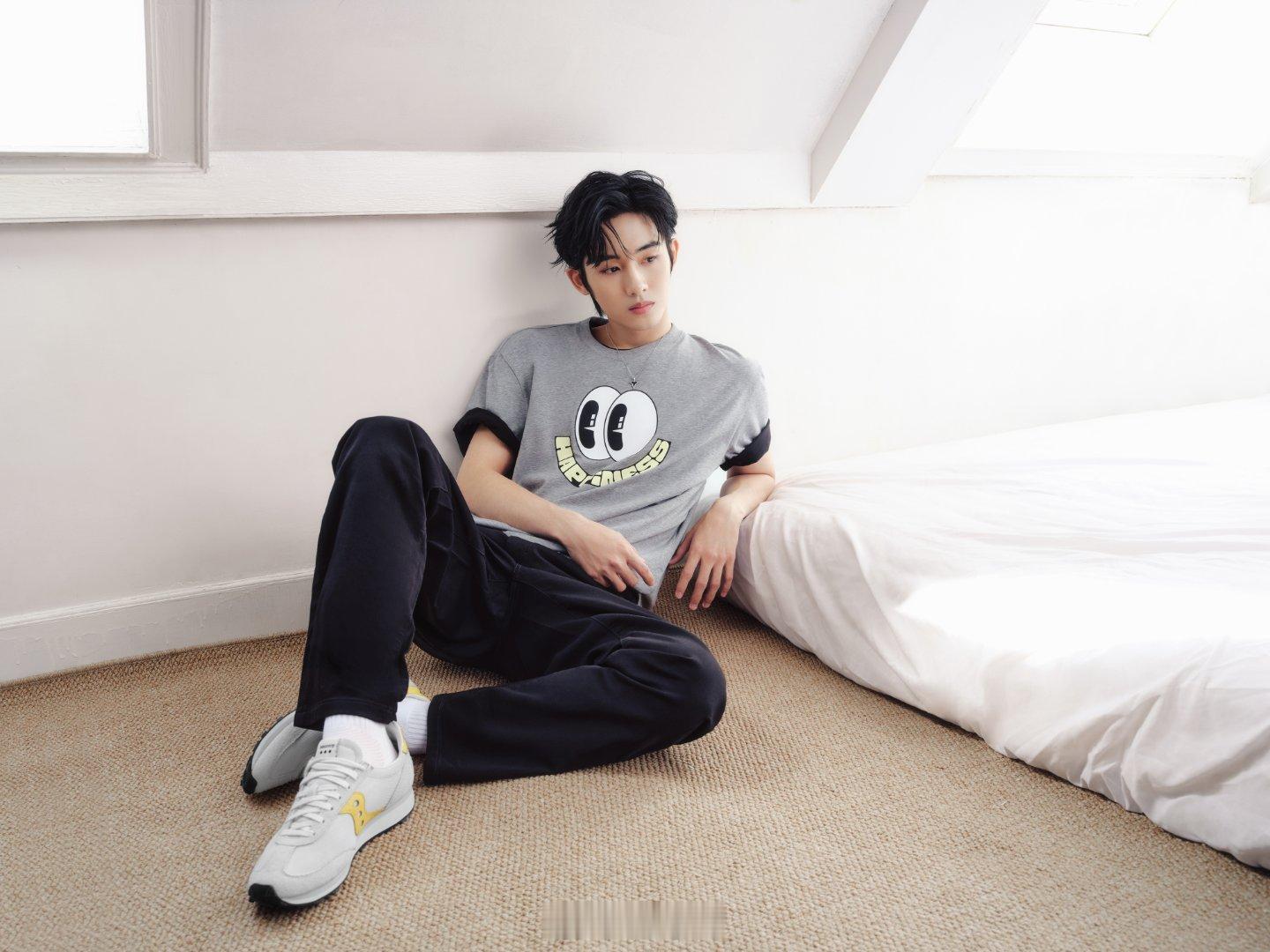  当董思成走进《精品购物指南》的镜头，一场视觉盛宴悄然开启。董思成精品购物指南封