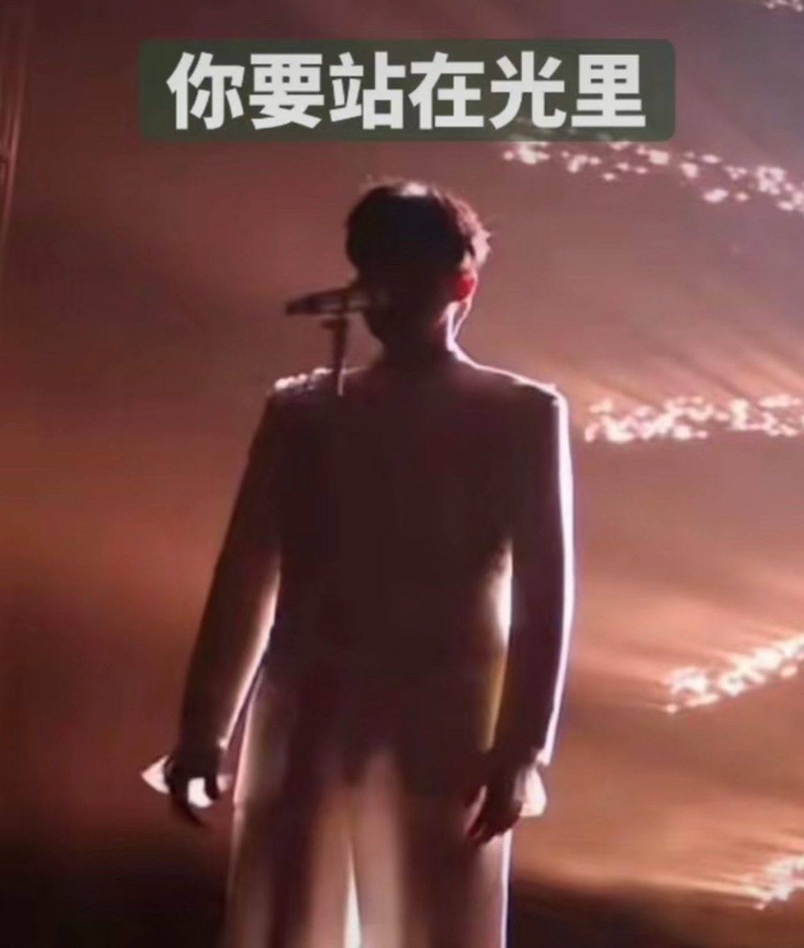 《站在光里的Dior毛》 