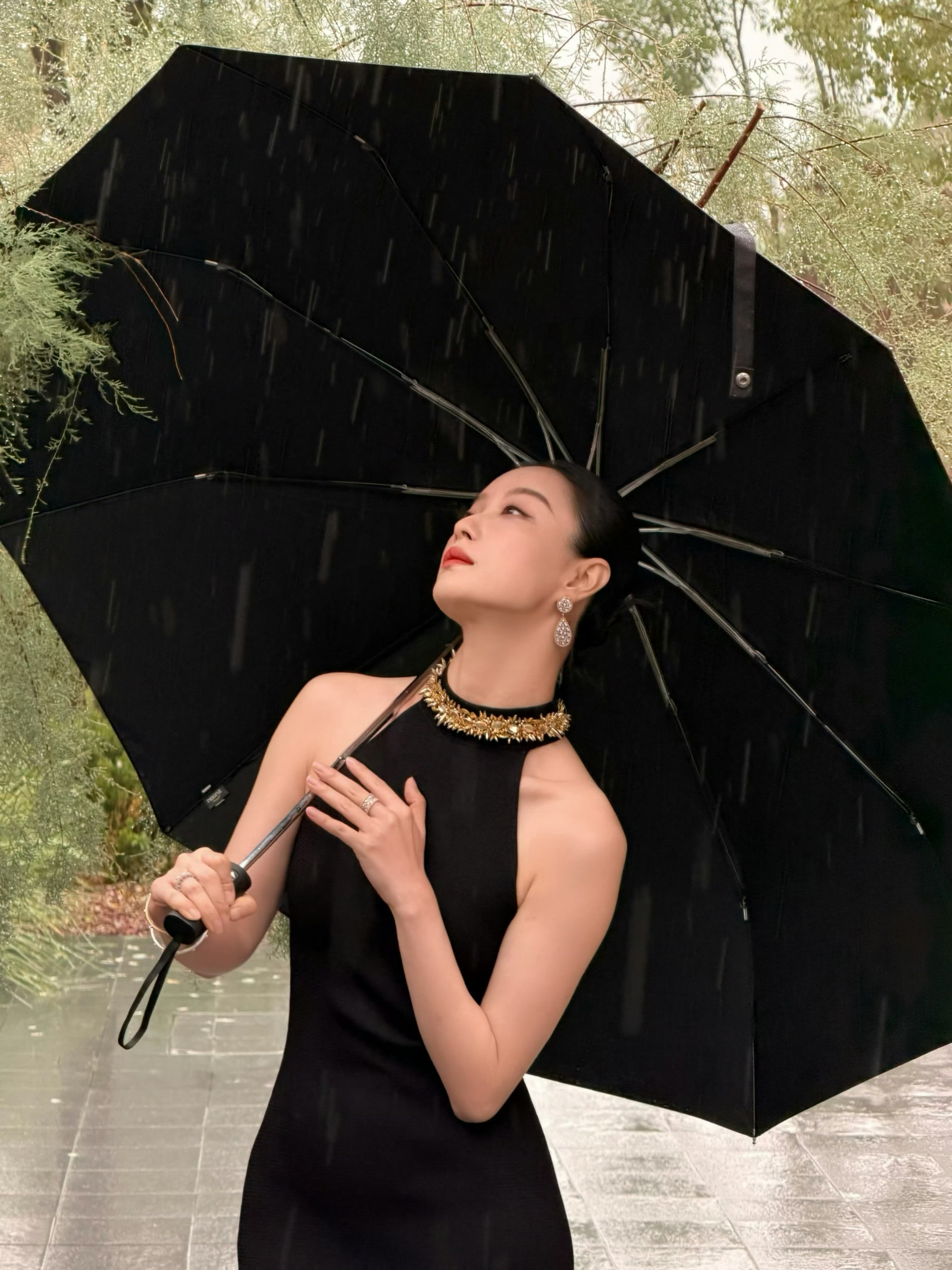 倪妮拍照被指内涵井柏然一张氛围感雨中大片，硬是被解读出了不少别的意味。倪妮这组撑