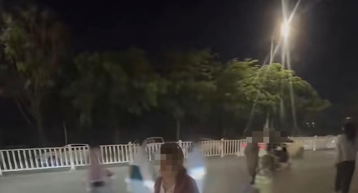 5月2日，网友反映：玉林园博园附近停车被人收费不给站车头。那个老太太用手拦住我车