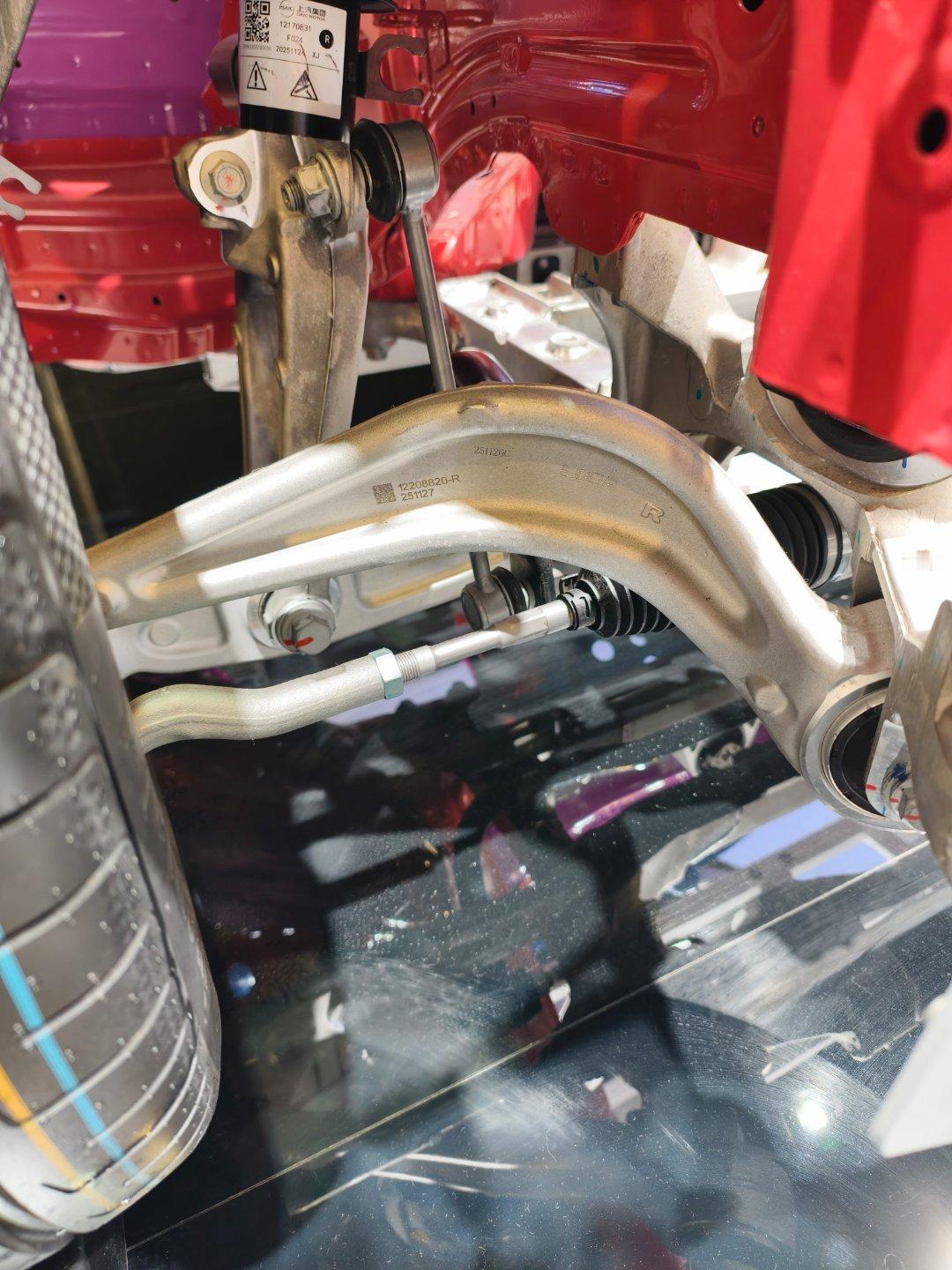 尚界Z7/Z7T车身用料很好，铝含量高，而且都很摆臂都很粗壮，这跟拆车效果不是差