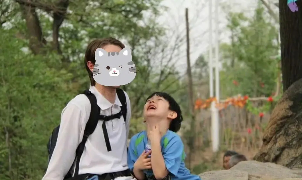 等下 耀祖爹就这种身材啊 那耀祖排骨胸遗传了啊 