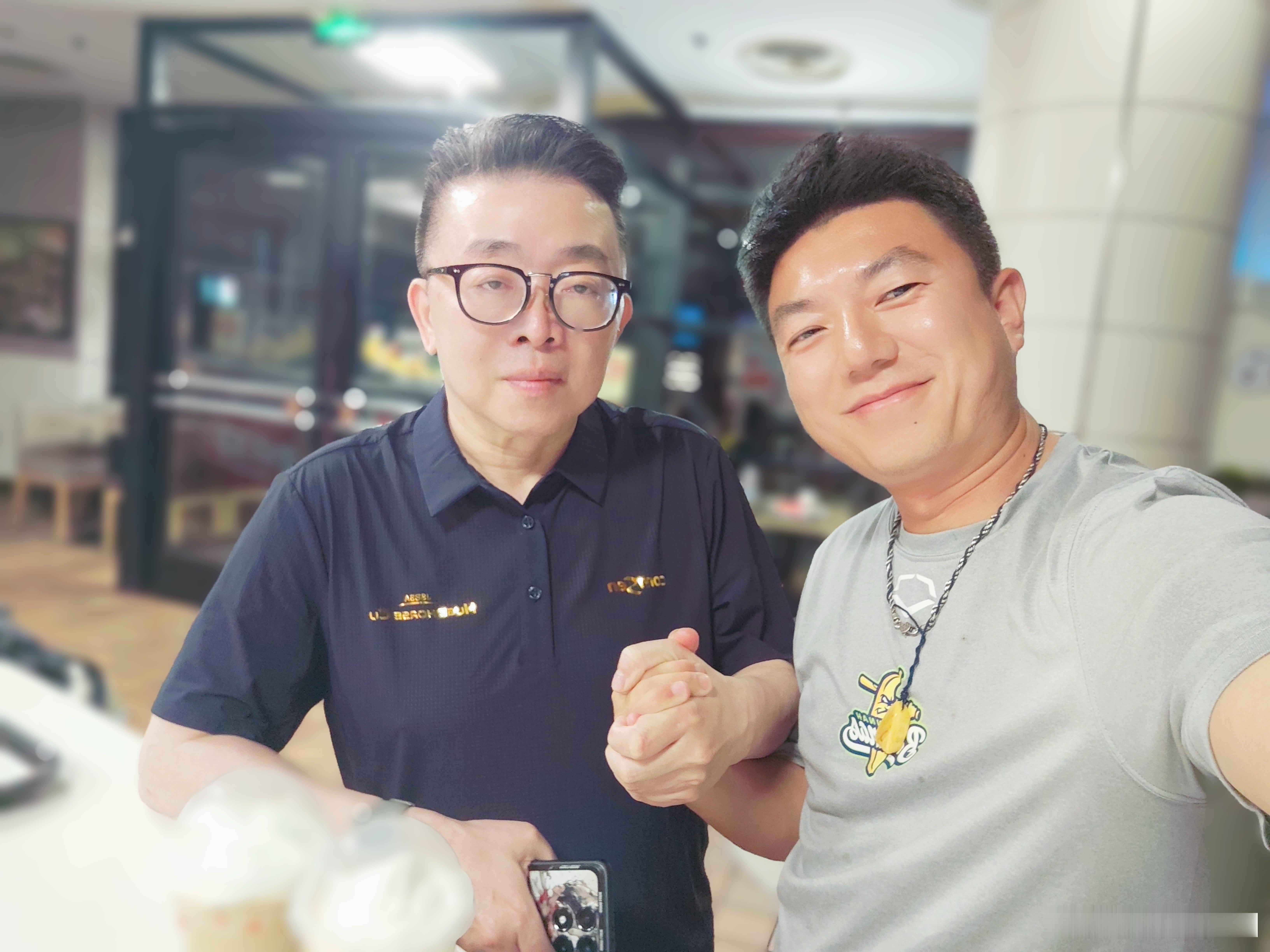 来到江苏无锡直播解说“钜马国际青少年棒球赛“，欢迎我的解说搭档 Leo老师 ，请