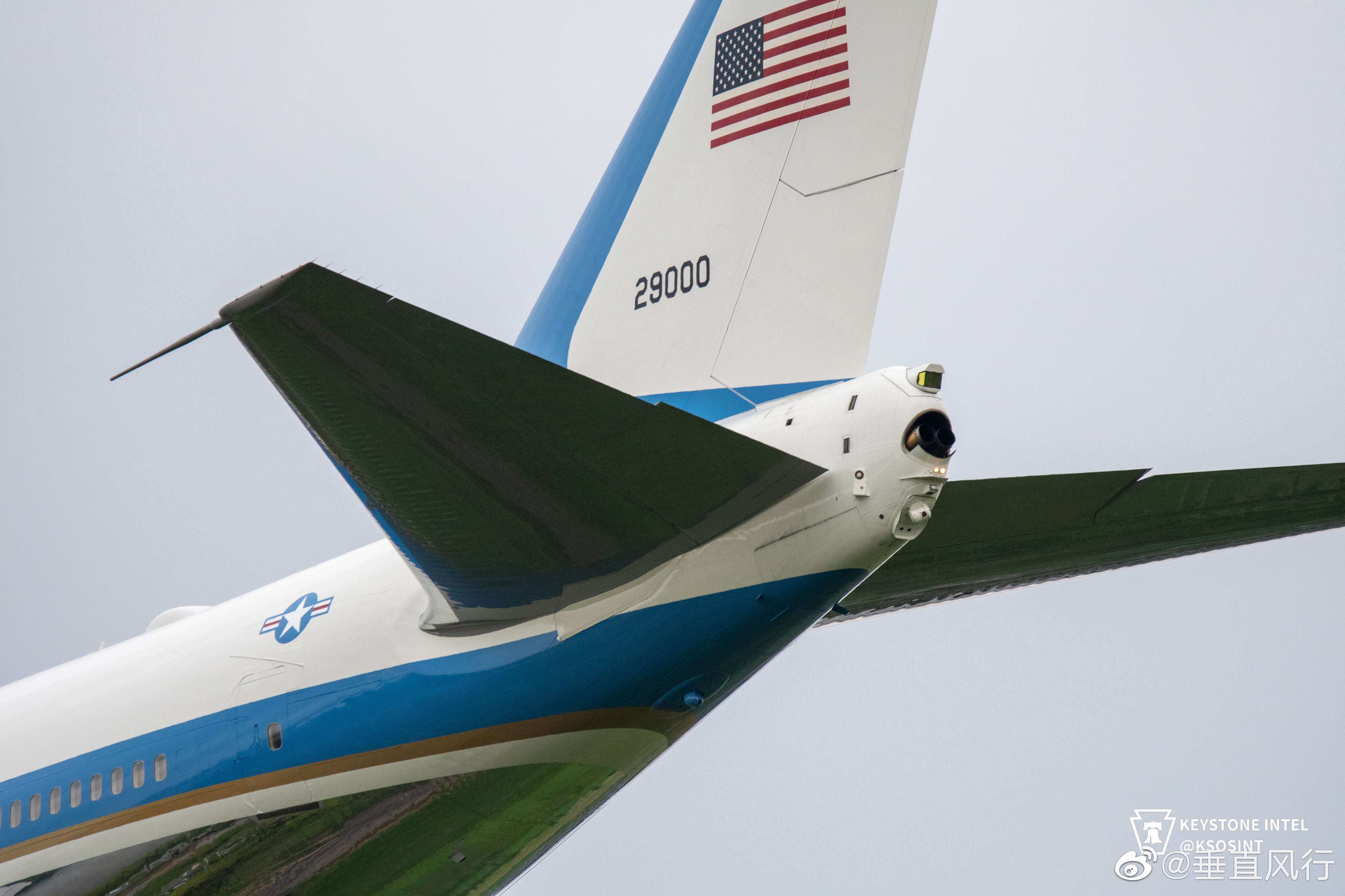 VC-25A机尾，双APU、定向红外等各种告警装置 ​​​
