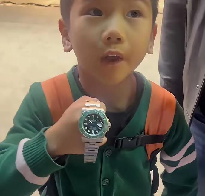 五一期间，在武汉街头，一小男孩在饭店捡到一块绿水鬼手表，和妈妈商量后，决定交给老