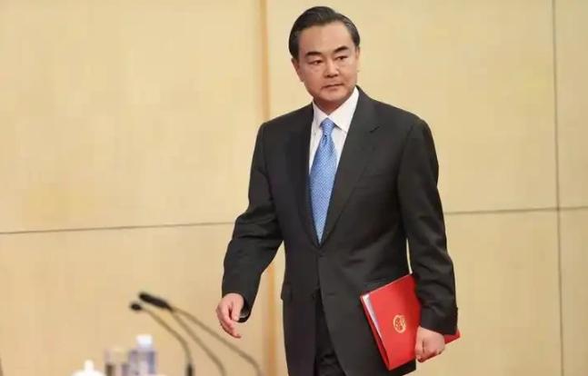 切断单向输血的供氧管！那些排队来北京要贷款、转身去白宫表忠心的政客，必须立刻被踢