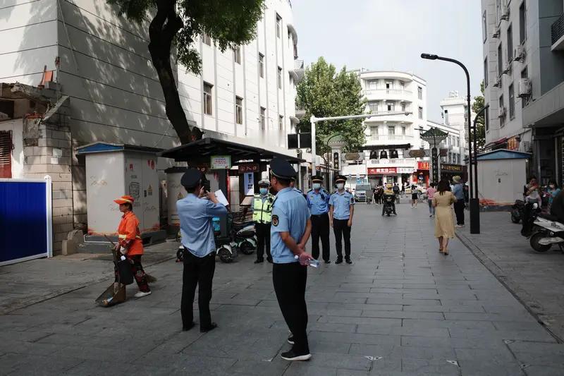 今天上午漫步在大街上，随处可见志愿者们拎着撮子、拿着夹子和扫把，在街道两旁认真打