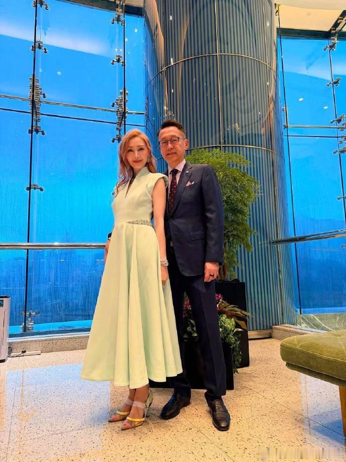 55岁李嘉欣晒和富豪老公许晋亨合影，祝大家端午安康，李嘉欣大气明媚的老美人，夫妻