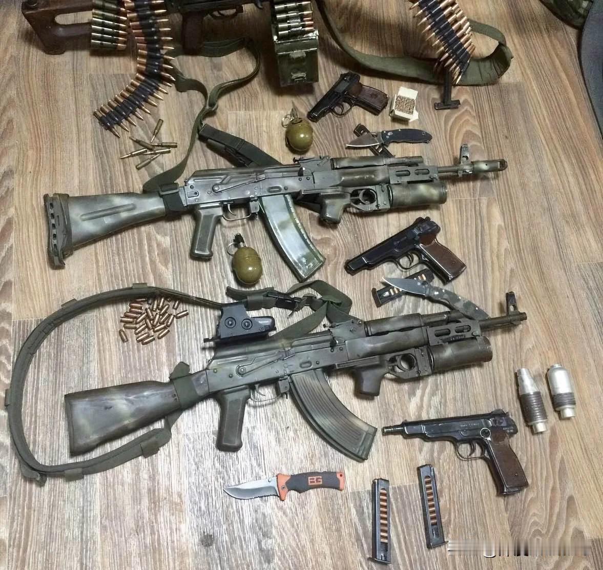 俄罗斯士兵在乌克兰前先使用的步枪手枪，桌上的刀子应该是阳江产的戈博山寨产品。还有