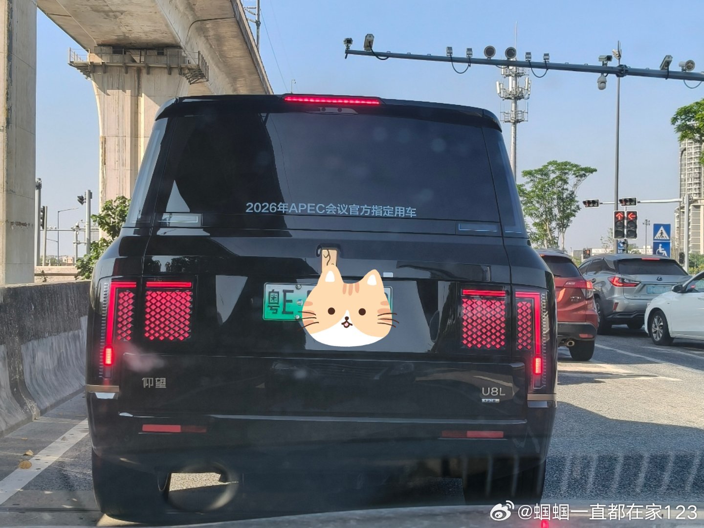 路上偶遇仰望u8l 我老婆问这是哪个品牌的车?答曰:比亚迪那这车多少钱?答曰:1