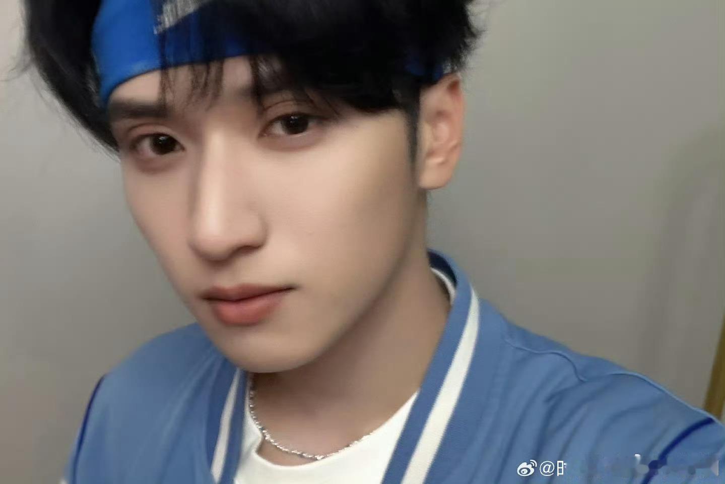 严浩翔蓝色发带真的好帅～