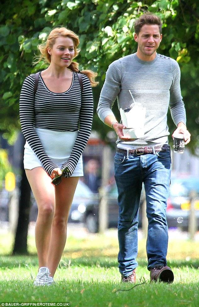 Margot Robbie 和丈夫 Tom Ackerley 出现在新电影《Sa