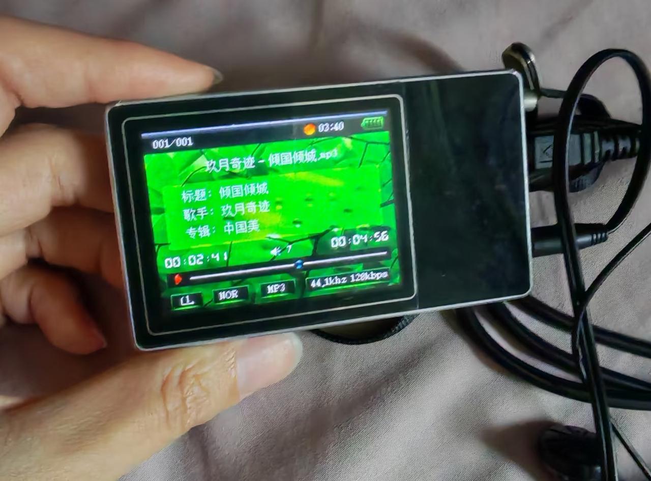 十几年前的MP4，竟然还能开机，电池🔋杠杠滴