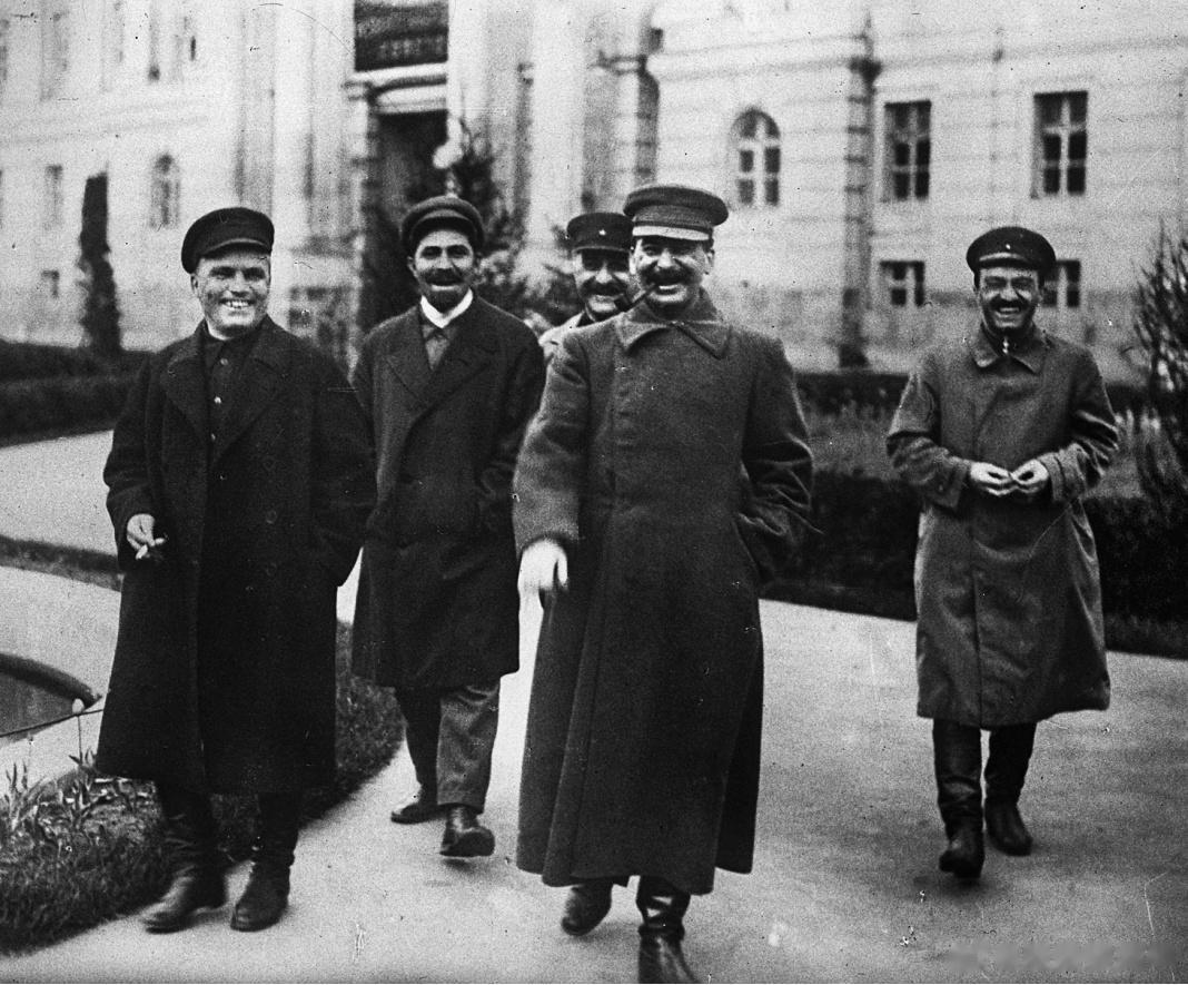 前教皇遇刺，西方指责是克格勃所为，一时间舆论汹涌，斯大林脸上挂不住，下令成立特别