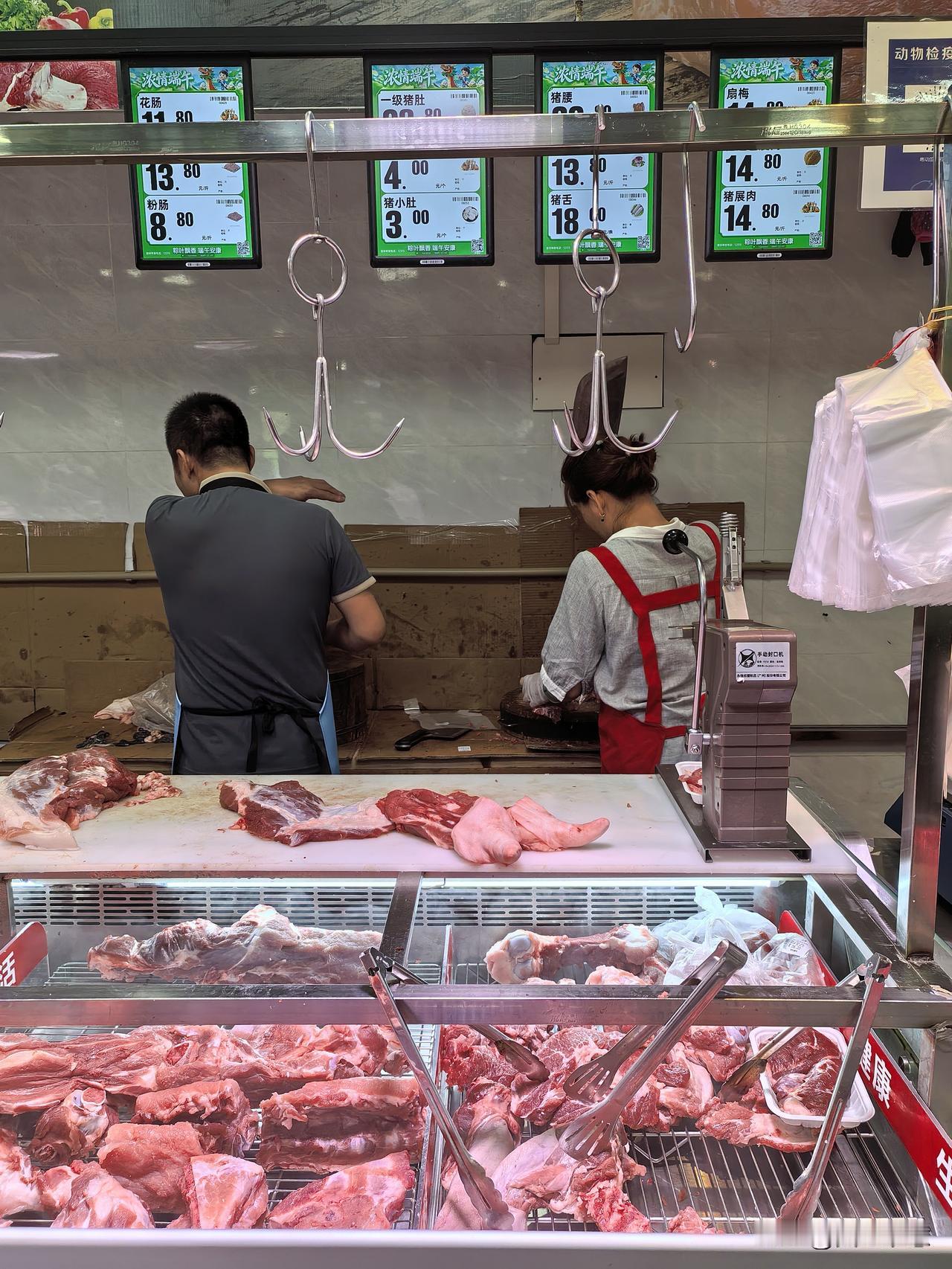 从家乡回到江门后，今天是我第一次去市场买猪肉。我发现，江门超市里的肉价，确实比台