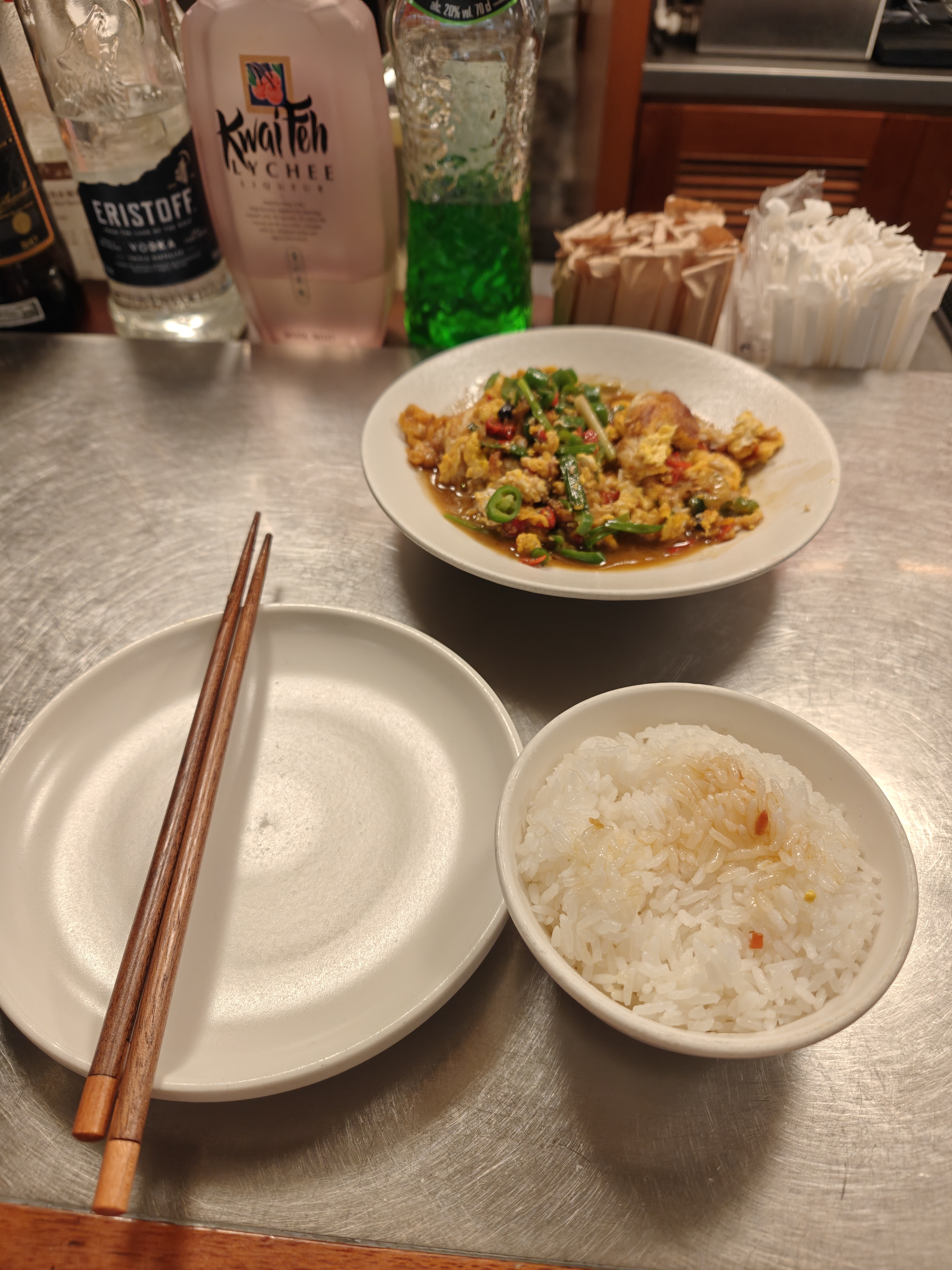 飞机晚点了三个小时，刚到家，出门自己吃点东西，喝个小黑啤，舒服了[笑哈哈] ​​