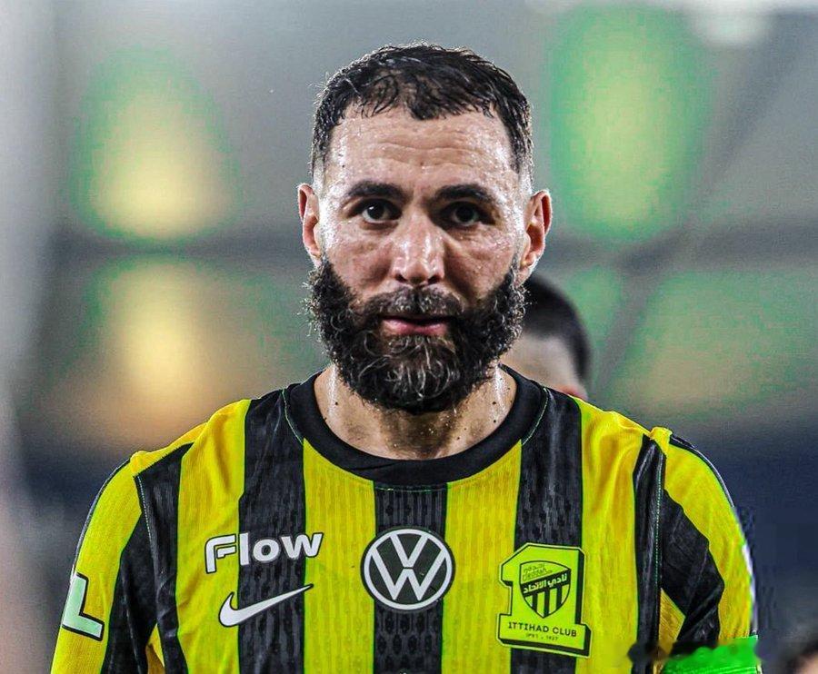 罗马诺：本泽马将继续罢赛，因其认为吉达联合的续约报价“具有侮辱性”。吉达联合给本