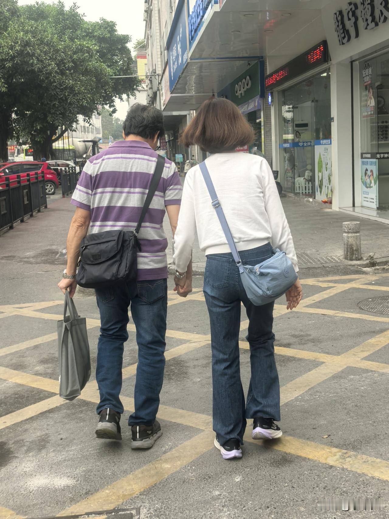 买菜途中，看见一对中年夫妇，手拉着手慢慢走。那份自然和亲密，让人看了暖心暖。到了