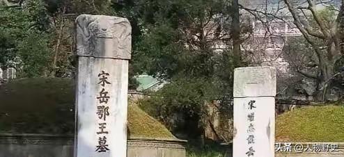 1142年除夕夜，岳飞在临安大理寺监狱，被两根大铁棒夹碎胸膛而死。郐子手为了回家